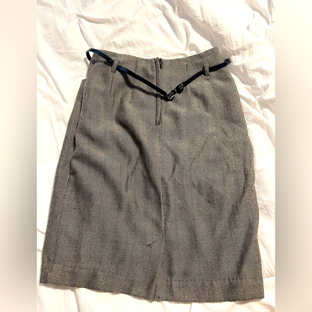 Professional attire grey skirt with black belt. H&M size 4. Good condition